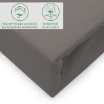 Prześcieradło jersey z elastanem 140x200 w kolorze antracytowym, leżące na płasko. Materiał jest gładki, elastyczny, dobrze dopasowany do materaca. Na brzegu widoczne logo i ikony informujące o jakości materiału: naturalna bawełna i dodatek elastanu.
