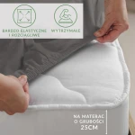 Prześcieradło jersey z elastanem w kolorze antracytowym, z gumką, pokazane w zbliżeniu na detail, zakładane na materac o grubości 25 cm. Widoczna struktura materiału.