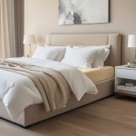 Prześcieradło jersey z elastanem w kolorze beżowym, rozmiar 90x200 cm, leżące na łóżku. W tle widoczne białe poduszki oraz dekoracyjne okrycie w neutralnym odcieniu, na lekkim, jasnym tle sypialni. Prześcieradło z gumką, idealnie dopasowane do materaca.