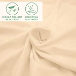 Prześcieradło jersey z elastanem w kolorze beżowym, z delikatną fakturą, leżące na płasko. Widoczne symbole: miękka tkanina w dotyku oraz delikatna dla skóry, wskazujące na komfort i przyjazność materiału.