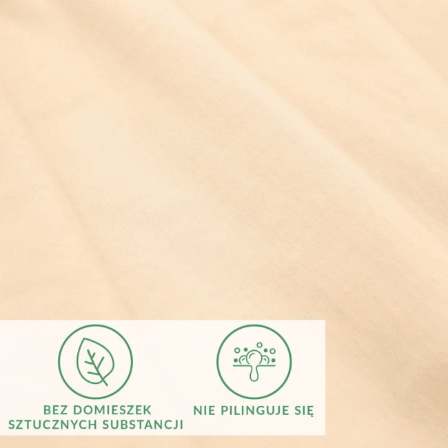 Prześcieradło jersey z elastanem o wymiarach 90x200 w kolorze beżowym, ukazane w zbliżeniu, na jednolitym tle. Widać miękką fakturę materiału. Na dole znajdują się symbole: bez domieszek sztucznych substancji oraz nie pilinguje się.