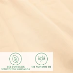 Prześcieradło jersey z elastanem w kolorze beżowym, gładkie i elastyczne, idealnie dopasowuje się do materaca 180x200 cm. Widoczne ikony informują o braku sztucznych substancji i o właściwościach antypilingowych materiału.