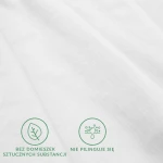 Prześcieradło jersey z elastanem w kolorze białym, miękkie w dotyku, widoczna faktura materiału. Na zdjęciu siedzi na blacie, pokazane detale znaków bez domieszek sztucznych substancji oraz nie pilinguje się.