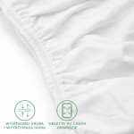 Prześcieradło jersey z elastanem w kolorze białym, z widoczną gumką wokół obwodu. Ujęcie w zbliżeniu, skupiające się na detalach materiału oraz elastycznej, grubej gumy. Tło białe, minimalne.