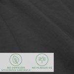 Prześcieradło jersey z elastanem w kolorze czarnym, prezentujące gładką teksturę. Widoczne napisy informujące o braku sztucznych domieszek oraz o właściwości, że nie pilinguje się. Ułożone płasko na ciemnym tle.