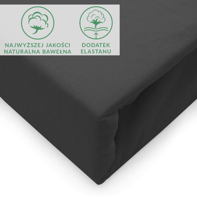 Prześcieradło jersey z elastanem 160x200 w kolorze czarnym, leżące na białym tle. Widoczne oznaczenia dotyczące naturalnej bawełny i dodatku elastanu. Produkt ma gładką fakturę i elastyczne wykończenie z gumką, dopasowujące się do materaca.