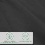 Prześcieradło jersey z elastanem 160x200 w kolorze czarnym, leżące na płasko. W tle widoczne ikony z informacjami o braku domieszek sztucznych substancji i właściwości niepilingujących. Gładka faktura materiału.