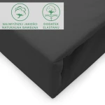 Prześcieradło jersey z elastanem o wymiarach 140x200 cm, w kolorze czarnym, leżące na jednolitym tle. Widoczna struktura materiału oraz elastyczne wykończenie z gumką. Logo i informacje o składzie, naturalna bawełna oraz dodatek elastanu.
