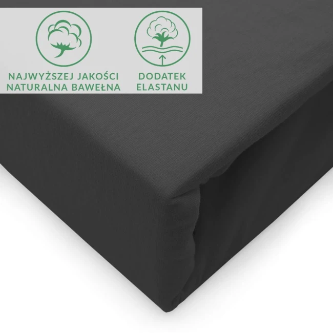 Prześcieradło jersey z elastanem o wymiarach 140x200 cm, w kolorze czarnym, leżące na jednolitym tle. Widoczna struktura materiału oraz elastyczne wykończenie z gumką. Logo i informacje o składzie, naturalna bawełna oraz dodatek elastanu.
