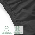 Prześcieradło jersey z elastanem w kolorze czarnym, rozmiar 180x200 cm. Złożone, z wyraźnie widoczną, szeroką gumką obszytą po całym obwodzie. Materiał o gładkiej fakturze, dobrze przylegający do materaca. Tło białe, minimalistyczne.