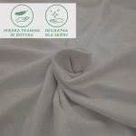 Prześcieradło jersey z elastanem 140x200 w kolorze popielatym, leżące na gładkiej powierzchni. Materiał jest miękki w dotyku, gładki oraz elastyczny, co zapewnia komfort użytkowania. Widoczne symbole informujące o delikatności tkaniny dla skóry.