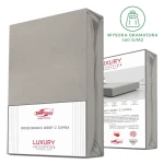 Prześcieradło jersey z elastanem z gumką w kolorze popielatym, rozmiar 140x200 cm, leżące na białym tle. Widoczna tekstura materiału oraz informacyjna etykieta na opakowaniu.