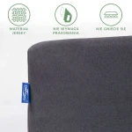Prześcieradło jersey z gumką w kolorze antracytowym, rozmiar 90x200 cm. Materiał gładki, nie wymaga prasowania i nie gniecie się. Widoczna metka z logo, ujęcie z boku, na białym tle. Prześcieradło złożone, odkrywa strukturę tkaniny.