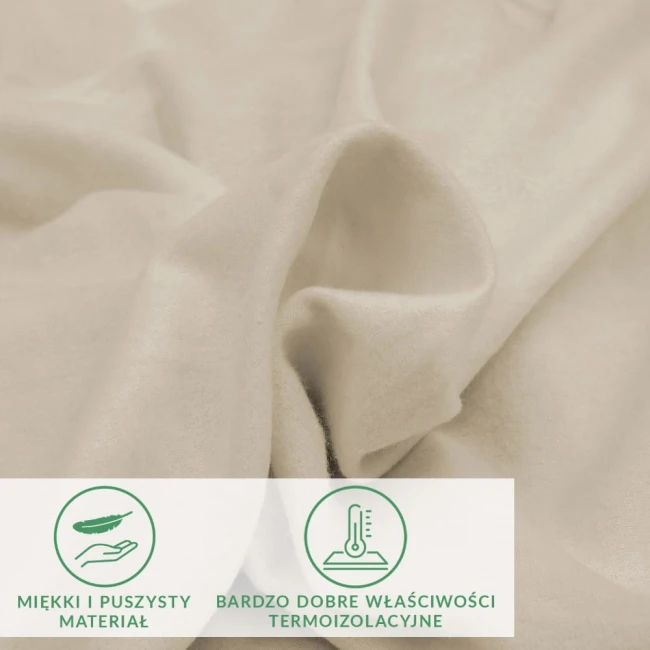 Prześcieradło flanelowe 140x200 w kolorze jasno beżowym, wykonane z miękkiego materiału. Widoczne zwoje tkaniny ukazują fakturę. Na tle białym. Zaznaczone ikony informacyjne dotyczące miękkości oraz właściwości termoopiekkowych.