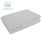 Prześcieradło flanelowe z gumką 90x200 w kolorze jasno szarym, 160g/m², leży na jednolitym tle. Produkt złożony, ukazuje delikatną, teksturowaną powierzchnię. Widoczny napis NIE MECHACI SIĘ w górnym rogu.