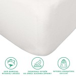 Prześcieradło flanelowe z gumką w kolorze kremowym, rozmiar 160x200 cm, wykonane z wysokiej jakości bawełny o gramaturze 160 g/m2. Zbliżenie na krawędź prześcieradła, leżącego na płaskiej powierzchni, z wyraźnymi detalami szwów.