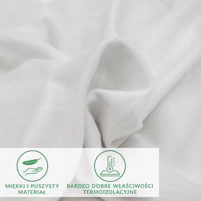 Prześcieradło flanelowe z gumką o kolorze kremowym, miękkie i puszyste, wykonane z materiału o gramaturze 160 g/m². Ułożone w sposób swobodny, na białym tle. Widoczne oznaczenia dotyczące właściwości termizolacyjnych i tekstury.