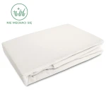 Prześcieradło flanelowe z gumką w kolorze kremowym, rozmiar 90x200 cm, wykonane z materiału o gramaturze 160 g/m². Złożone na gładkim tle, ukazuje fakturę flaneli oraz mocowanie gumki. Brak widocznych napisów lub logo.