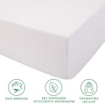 Prześcieradło jersey z gumką 80x160 w kolorze białym, wykonane w 100% z bawełny, z gładką fakturą. Widoczne logo i symbole wskazujące na brak sztucznych domieszek oraz gramaturę 130 g/m². Leży na płaskiej powierzchni, zbliżenie na krawędzie i gumkę.