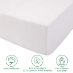 Prześcieradło jersey z gumką 70x140 w kolorze białym, leżące na płaskiej powierzchni. Wykonane z 100% bawełny, bez sztucznych dodatków, o gramaturze 130 g/m².