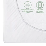 Prześcieradło jersey z gumką w kolorze białym, rozmiar 70x140 cm, widoczne z bliska. Ujęcie pokazuje fakturę materiału oraz elastyczną, grubą gumę obszywającą obwód, z napisami: WYJĄTKOWO GRUBA I WYTRZYMAŁA GUMA oraz OBSZYTA PO CAŁYM OBWODZIE.