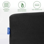 Prześcieradło jersey z gumką 180x200 w kolorze czarnym, widoczne z boku. Materiał dżersejowy, łatwy w pielęgnacji, nie wymaga prasowania i nie gniecie się. Widoczna niebieska metka producenta. Tło jednolite.