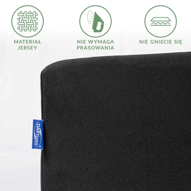 Prześcieradło jersey z gumką 180x200 w kolorze czarnym, widoczne z boku. Materiał dżersejowy, łatwy w pielęgnacji, nie wymaga prasowania i nie gniecie się. Widoczna niebieska metka producenta. Tło jednolite.
