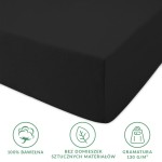 Prześcieradło jersey z gumką 200x220 w kolorze czarnym, wykonane w 100% z bawełny. Złożone, widok z boku, ukazuje elastyczny brzeg. Logotypy na dole: 100% bawełna, bez domieszek sztucznych materiałów, gramatura 130 g/m².