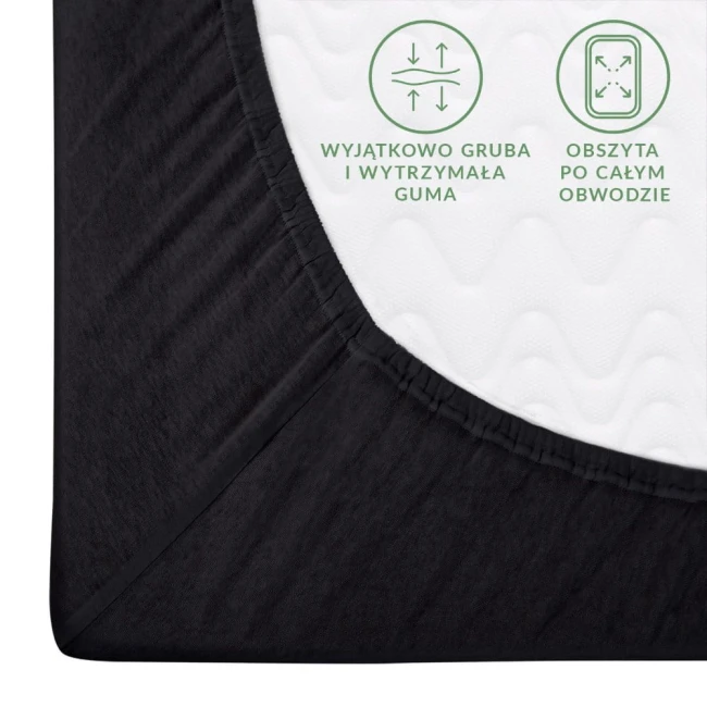 Czarny prześcieradło jersey z gumką 200x220, z bliskiego ujęcia. Widoczna gruba, elastyczna guma wokół krawędzi, specjalnie obszyta. Materiał ma jednolitą, teksturowaną powłokę, idealny do dopasowania na materacu. Białe tło ukazuje detale prześcieradła.