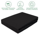 Prześcieradło jersey z gumką 140x200 w kolorze czarnym, ukazane z boku, leżące na białym tle. Materiał jest gładki i elastyczny, idealnie dopasowujący się do materaca. Brak widocznych dodatkowych detali czy wzorów.