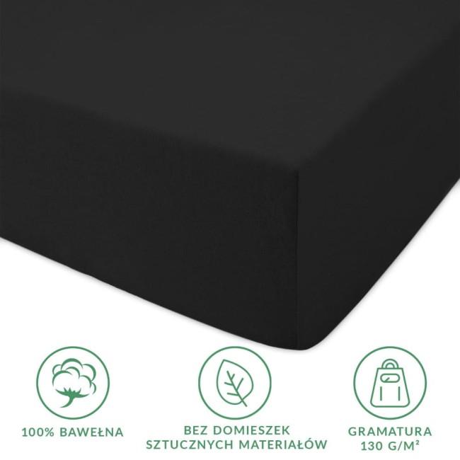 Prześcieradło jersey z gumką 160x200 w kolorze czarnym, wykonane w 100% z bawełny. Ułożone na płasko, z widoczną gumką na krawędzi. Tło jest jasne, co podkreśla teksturę i matowość materiału. Gramatura 130 g/m², bez domieszek sztucznych materiałów.