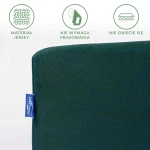 Prześcieradło jersey z gumką 140x200 w kolorze butelkowej zieleni, leżące na prostym, jasnym tle. Widoczna etykieta producenta oraz grafiki informujące, że materiał nie wymaga prasowania i nie gniecie się. Tekstura matowa, z wyraźnym splotem.