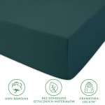 Prześcieradło jersey z gumką w kolorze butelkowej zieleni. Złożone, z widocznym kształtem narożników dopasowujących się do materaca. Wykonane w 100% z bawełny, o gramaturze 130 g/m². Na tkaninie brak wzorów oraz napisów.