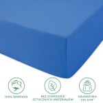 Prześcieradło jersey z gumką w kolorze chabrowym, rozmiar 120x200. Produkt leżący na białym tle, wykonany z 100% bawełny, o gramaturze 130 g/m². Widoczny unikalny kształt krawędzi oraz brak sztucznych materiałów. Zastosowanie gumki zapewnia stabilność.