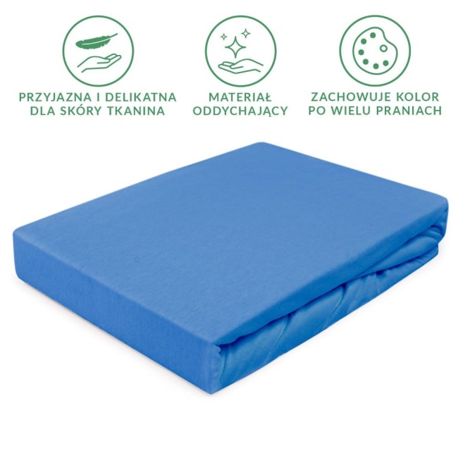 Prześcieradło jersey z gumką w kolorze chabrowym, rozmiar 200x220 cm, leży na białym tle, z widocznymi zagięciami materiału. Wykonane z oddychającej tkaniny, prezentuje się jako jednolity element bez dekoracji.