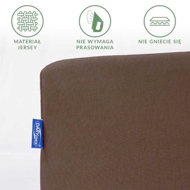 Prześcieradło jersey z gumką 200x220 w kolorze czekoladowym, leżące na jednolitym tle. Widoczny detal materiału z napisem „materiał jersey”, informacja o niegniotącej się strukturze oraz oznaczenie marki.