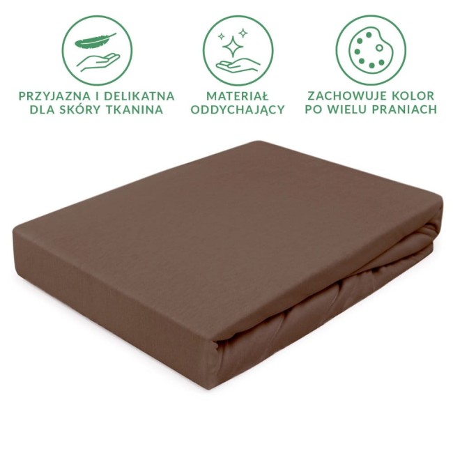 Prześcieradło jersey z gumką 160x200 w kolorze czekoladowym, leżące płasko na białym tle. Materiał o gładkiej fakturze, dobrze dopasowujące się do materaca. Widoczny dodatkowy detal gumki, zapewniający stabilność. Zestaw idealny do sypialni.