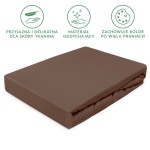 Prześcieradło jersey z gumką 90x200 w kolorze czekoladowym, złożone w prostokątny kształt. Widoczna faktura materiału, który jest gładki i elastyczny. Tło proste, białe. Produkt przeznaczony do użytku na materacu.