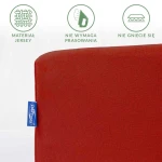 Prześcieradło jersey z gumką w kolorze czerwonym, rozmiar 120x200 cm. Złożone, widoczne detale jak logo na metce. Materiał nie wymaga prasowania i nie gniecie się. Tło jasne, co podkreśla kolor prześcieradła.