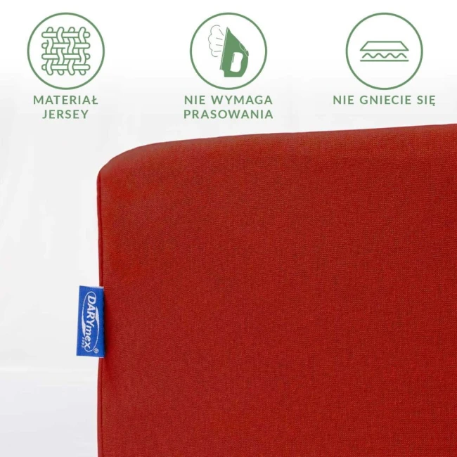 Prześcieradło jersey z gumką w kolorze czerwonym, rozmiar 120x200 cm. Złożone, widoczne detale jak logo na metce. Materiał nie wymaga prasowania i nie gniecie się. Tło jasne, co podkreśla kolor prześcieradła.