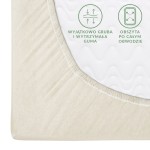Prześcieradło jersey z gumką w kolorze ecru o wymiarach 180x200 cm, leżące na białym tle. Widoczna jest wytrzymała guma oraz tekstura materiału.