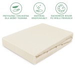 Prześcieradło jersey z gumką w kolorze ecru o wymiarach 90x200 cm, leżące na białym tle, o gładkiej, elastycznej strukturze materiału, z lekko zaokrąglonymi krawędziami. Widoczna gumka zapewniająca mocne trzymanie na materacu.