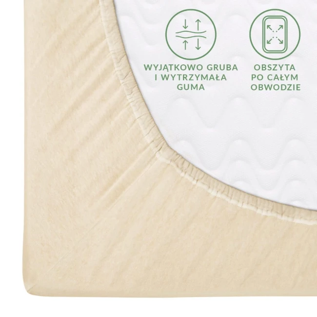 Prześcieradło jersey z gumką 90x200 w kolorze jasnego beżu, leżące na białym tle. Widoczna gruba guma obwodowa. Na powierzchni produktu naniesione ikony z informacjami o elastyczności i dopasowaniu. Tekstura materiału gładka, przyjemna w dotyku.