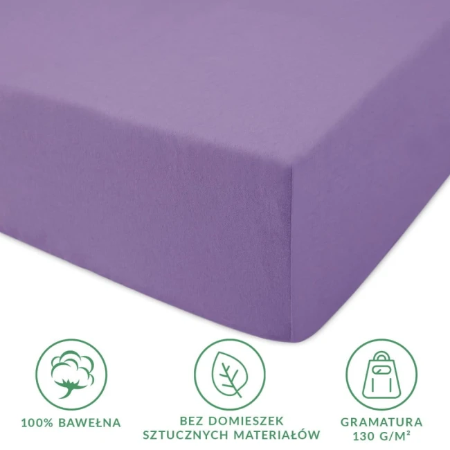 Prześcieradło jersey z gumką 120x200 w jasnym fioletowym kolorze, wykonane w 100% z bawełny. Widoczne krawędzie gumki dopasowującej się do materaca. Produkt leży na jednolitym tle. Gramatura 130 g/m², bez domieszek sztucznych materiałów.