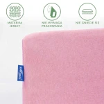 Prześcieradło jersey z gumką w kolorze jasnego różu, w układzie leżącym. Widoczna etykieta producenta. Materiał nie wymaga prasowania i nie gniecie się, tekstura gładka. Produkt o wymiarach 60x120 cm, na jednolitym tle.