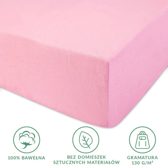 Prześcieradło jersey z gumką 140x200 w kolorze jasnym różu, wykonane w 100% z bawełny, o gramaturze 130 g/m². Widoczny detal z gumką na brzegach, leżące na płaskiej powierzchni. Emblematy informacyjne dotyczące materiału i gramatury w dolnej części.