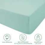 Jasnoniebieskie prześcieradło jersey z gumką 140x200 cm, wykonane w 100% z bawełny. Widoczne boki prześcieradła, gładka tekstura, bez wzorów. Ułożone na płaskiej powierzchni z białym tłem, podkreślającym jego kolor.