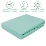 Prześcieradło jersey 140x200 w kolorze jasnego turkusu, leżące na białym tle. Materiał miękki, elastyczny, z gumką. Wyraźne oznaczenia dotyczące delikatności tkaniny, oddychalności oraz odporności na pranie.