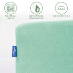 Prześcieradło jersey z gumką w kolorze morskim, o wymiarach 160x200 cm, leży na jasnym tle. Na materiale widoczne są cechy: gładka faktura, brak zagnieceń. Z lewej strony znajduje się niebieska metka z logo DARYMEX.