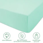 Prześcieradło jersey z gumką o wymiarach 90x200 w kolorze błękit morski, wykonane w 100% z bawełny, o gramaturze 130 g/m². Widoczne krawędzie są wykończone gumką, co zapewnia łatwe zakładanie na materac.